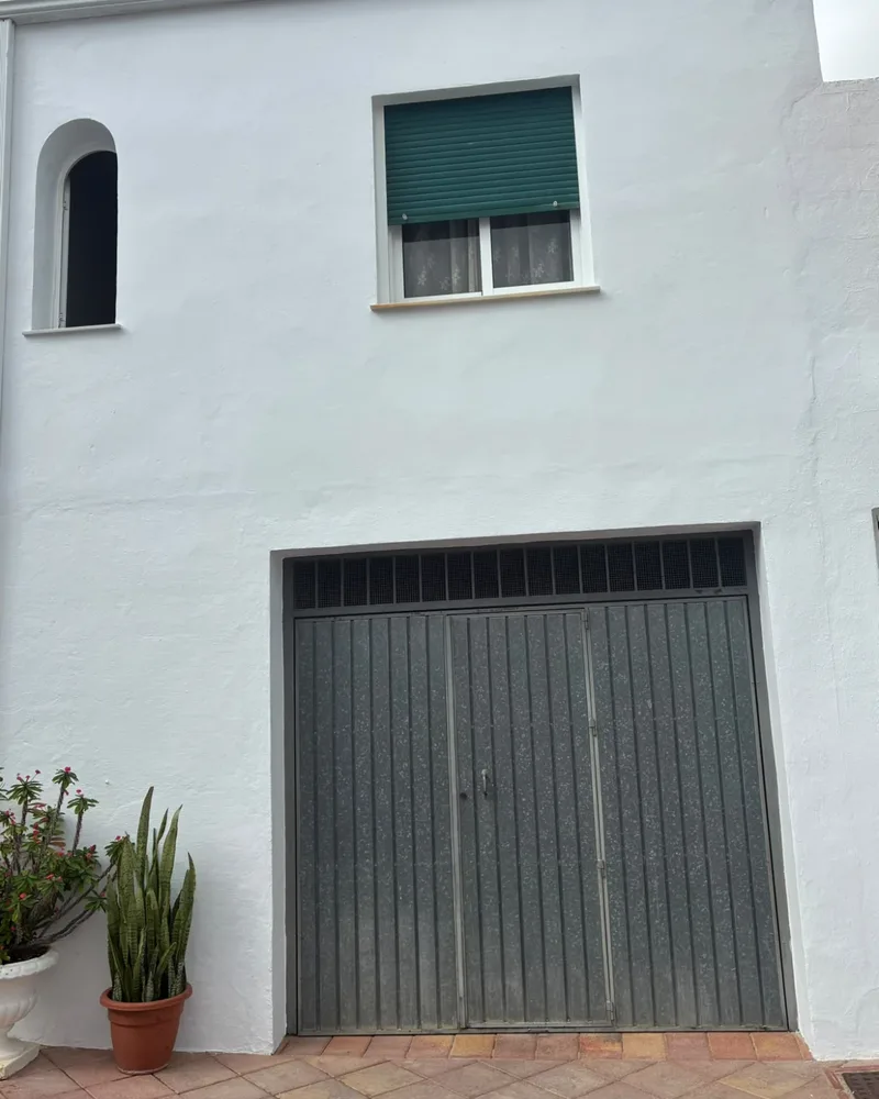 La misma fachada reparada y pintada en blanco por Pinturas hermanos Carvajal